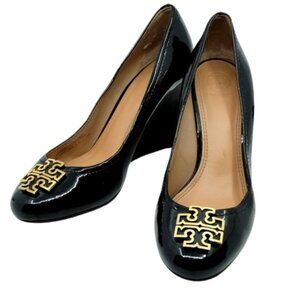 TORY BURCH~Melinda Wedge Pump~BLACK PATENT LEATHER SHOES~GOLD LOGO~SIZE 8.5